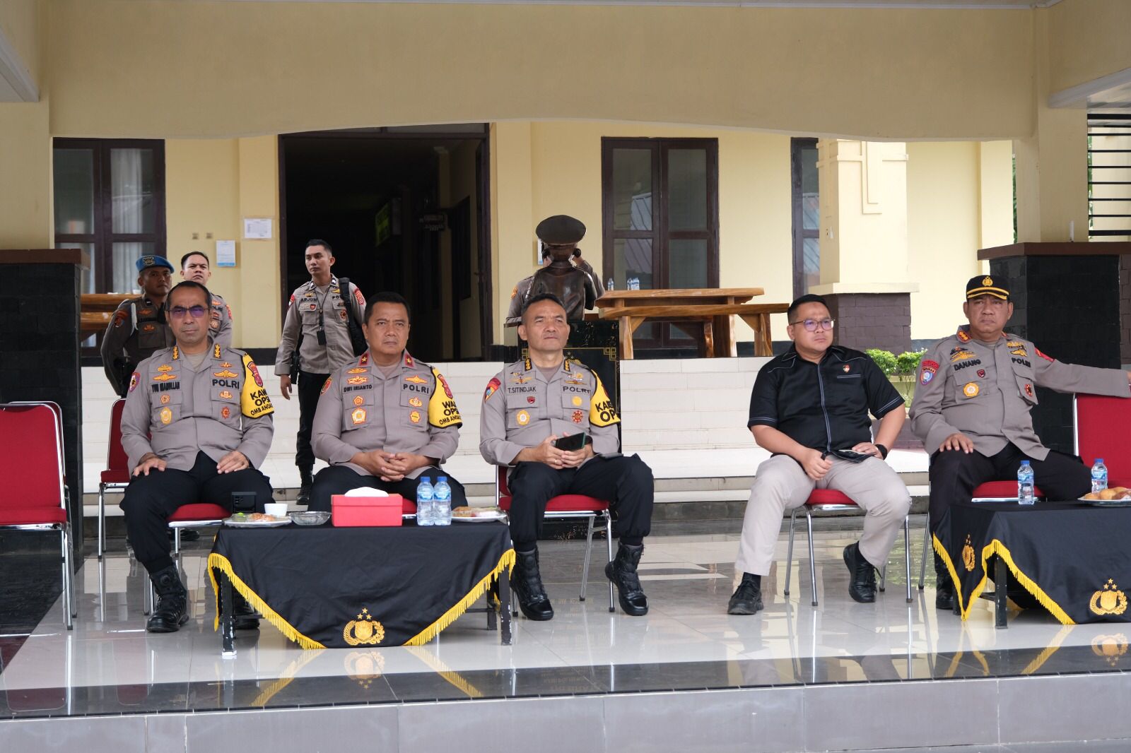Wakapolda Sultra Brigjen Pol Dwi Iriyanto bersama pejabat utama Menyaksikan Simulasi PAM TPS Pemilu 2024