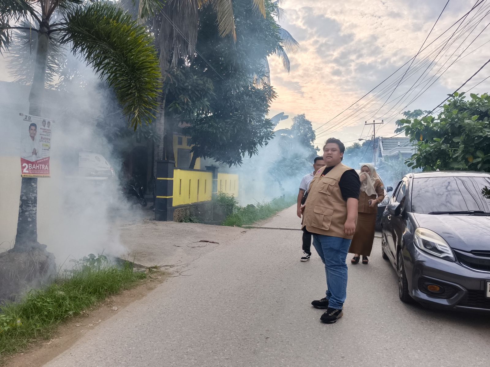 Ketua Forum Pengurangan Risiko Bencana (FPRB) Sultra, Yudhianto Mahardika memantau langsung pelaksanaan fogging di Kompleks Perumahan BTN I, Kelurahan Bende, Kecamatan Kadia