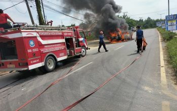 Upaya pemadaman minibus yang terbakar di Jalan H Banawula Sinopoy, Kelurahan Matabubu, Kecamatan Poasia, Kota Kendari oleh Tim Damkar