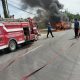 Upaya pemadaman minibus yang terbakar di Jalan H Banawula Sinopoy, Kelurahan Matabubu, Kecamatan Poasia, Kota Kendari oleh Tim Damkar