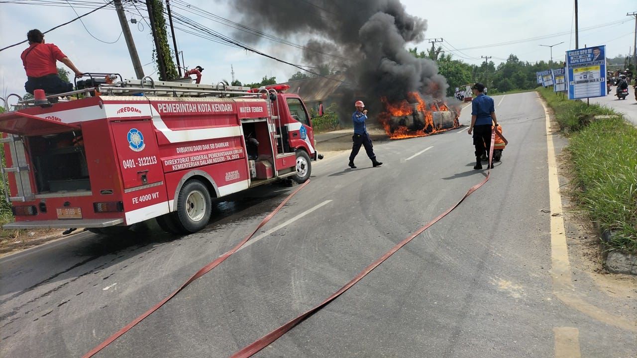 Upaya pemadaman minibus yang terbakar di Jalan H Banawula Sinopoy, Kelurahan Matabubu, Kecamatan Poasia, Kota Kendari oleh Tim Damkar