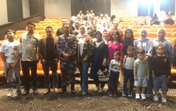 Keluarga Besar Lanal Kendari Nonton Bareng Film Mosonggi di salah satu Bioskop di Kota Kendari, Jumat malam (26/1/2024)