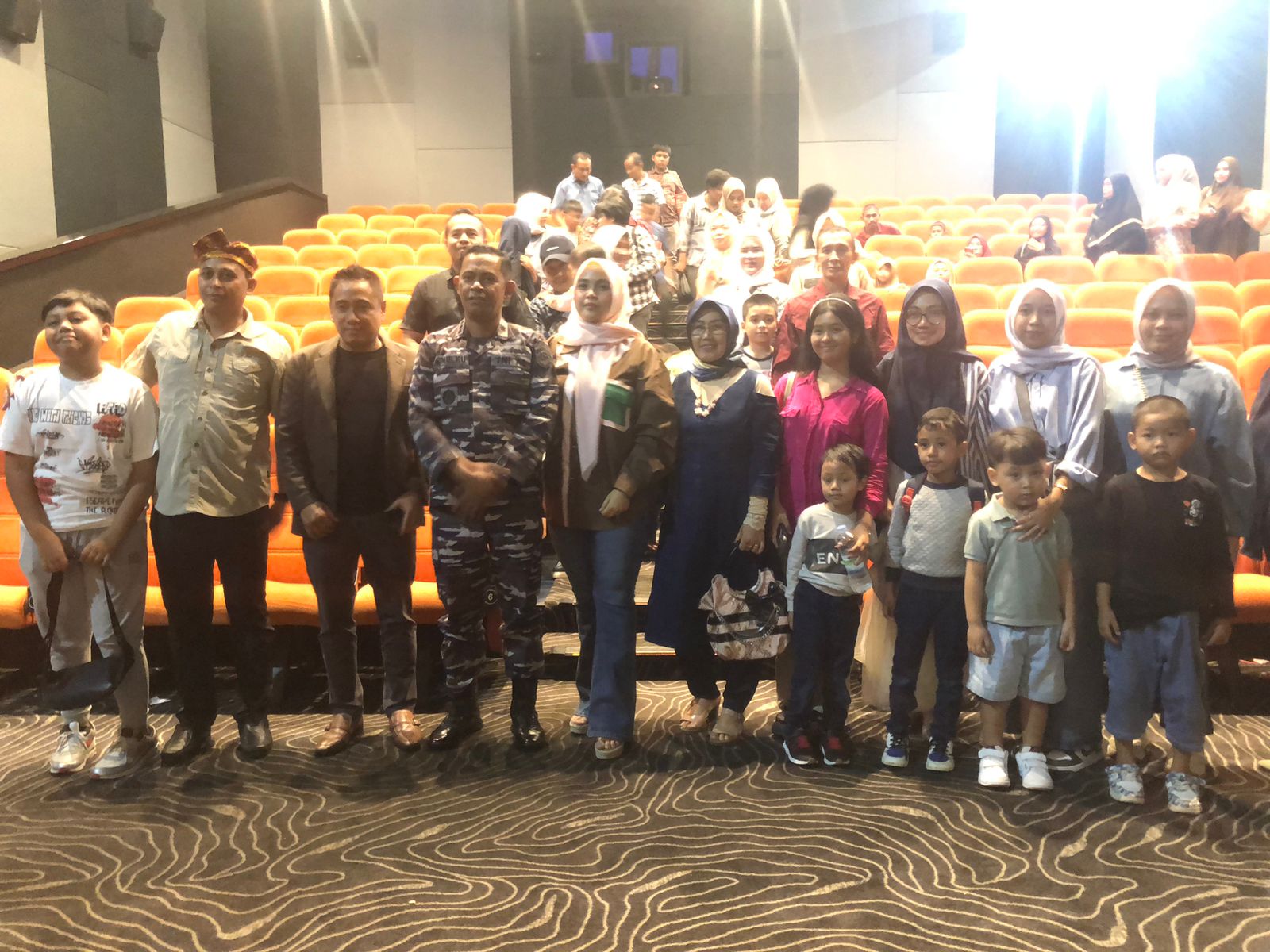 Keluarga Besar Lanal Kendari Nonton Bareng Film Mosonggi di salah satu Bioskop di Kota Kendari, Jumat malam (26/1/2024)