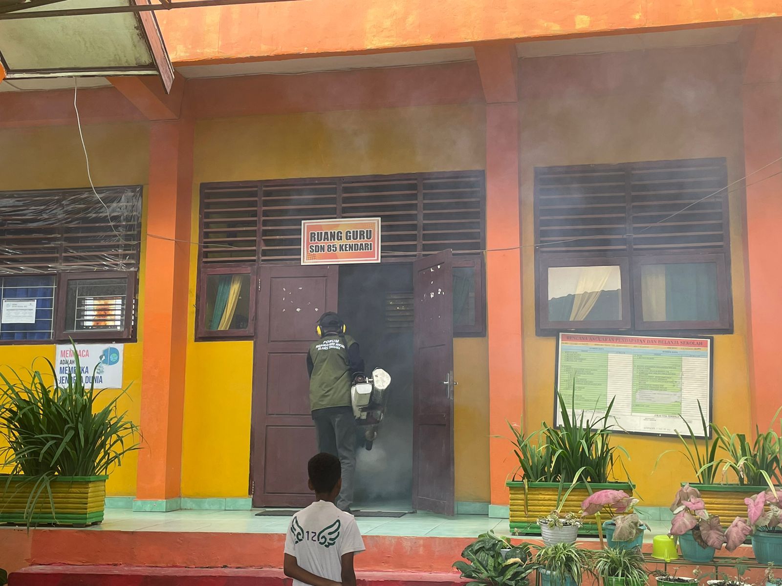 Pelaksanaan Fogging di SDN 85 Kendari oleh FPRB Sultr