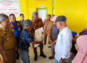 Pj Wali Kota Kendari salurkan Bantuan Pangan di Gunung Jati