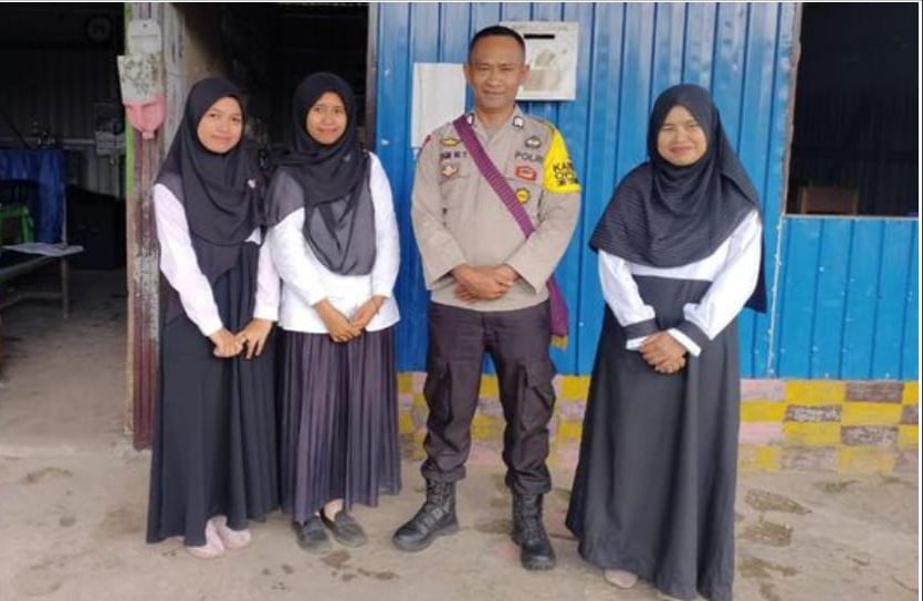 Bripka Syamsuddin bersama Guru TK Deen Assalam di Ruteng, Manggarai, NTT