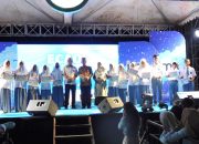 Sekda Kota Kendari Serahkan Bantuan untuk Siswa-siswi Berprestasi di SMA 2 Kendari