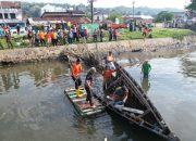Pemkot Kendari Lakukan Pembersihan Bangkai Kapal di Teluk Kendari