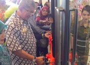 Pj Wali Kota Kendari Didampingi Ketua TP-PKK Resmikan Restoran Padi-Padi di Kelurahan Korumba