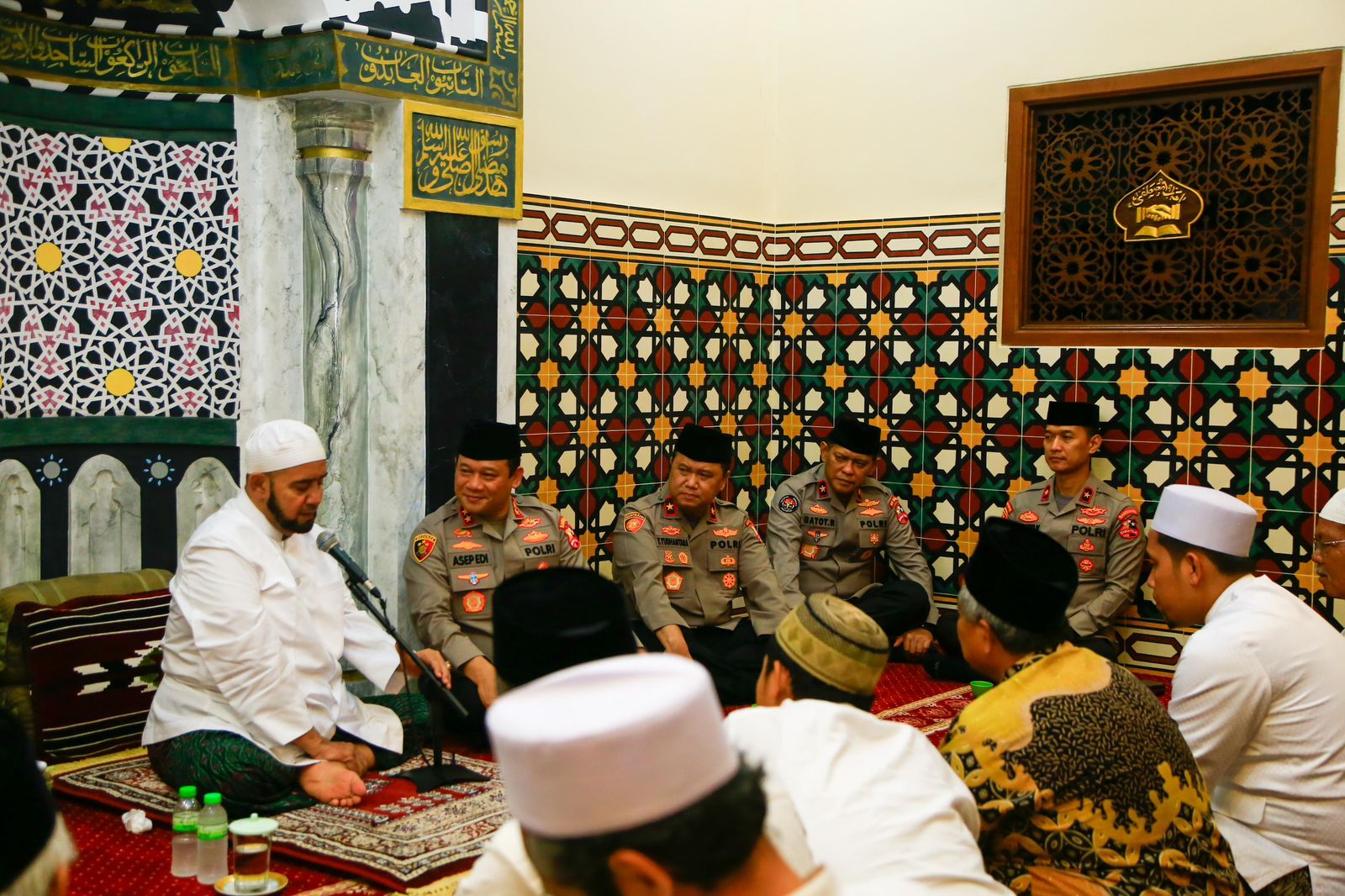 Kaops NCS Polri Irjen Asep Edi Suheri saat mengunjungi kediaman Habib Syech Bin Abdul Qadir Assegaf