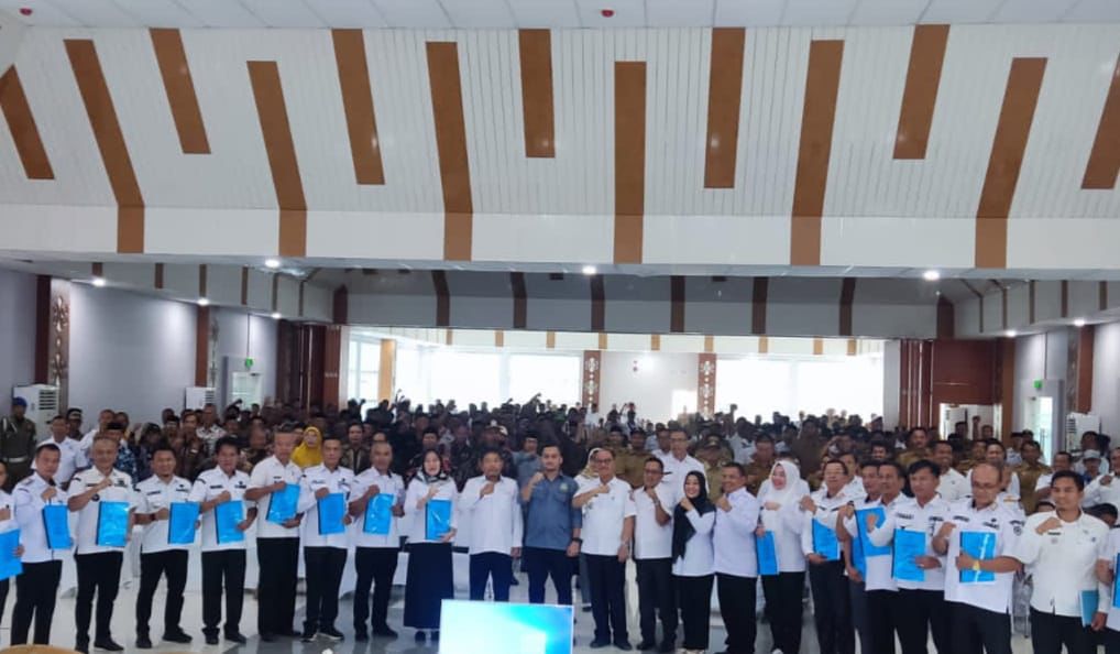 Bupati Konawe Selatan Surunuddin Dangga bersama Camat dan Kepala Desa se-Konsel Usai Peluncuran Sistem Keuangan Desa Berbasis Online di Auditorium Kantor Bupati Konsel