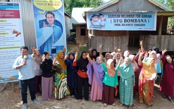 Foto bersama RFG Bombana saat gelar Tebus Murah Sembako di Kecamatan Poleang
