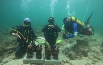 Mahasiswa KKN UGM yang didampingi penyelam saat menurunkan bioreeftek tempurung kelapa