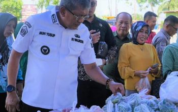 Pj Wali Kota Kendari, Muhammad Yusup saat melakukan kunjungan ke lokasi Gerakan Pangan Murah di Halaman Kantor Camat Puuwatu