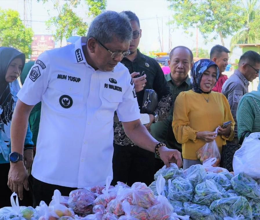Pj Wali Kota Kendari, Muhammad Yusup saat melakukan kunjungan ke lokasi Gerakan Pangan Murah di Halaman Kantor Camat Puuwatu