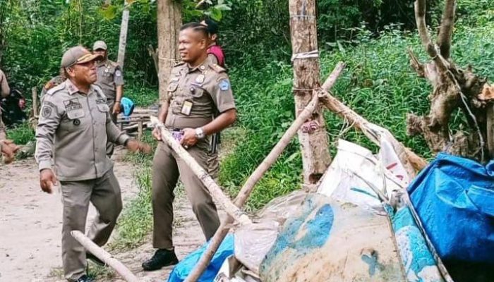 Bongkar Gubuk Tempat “Esek-Esek” Satpol PP Kendari Dapati 5 Pria bersama PSK