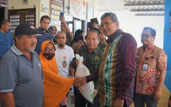 Penyerahan bantuan pangan oleh Pj Wali Kota Kendari, Muhammad Yusup