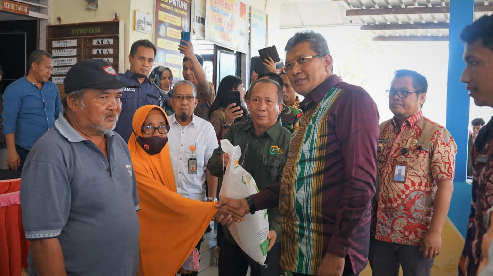 Penyerahan bantuan pangan oleh Pj Wali Kota Kendari, Muhammad Yusup