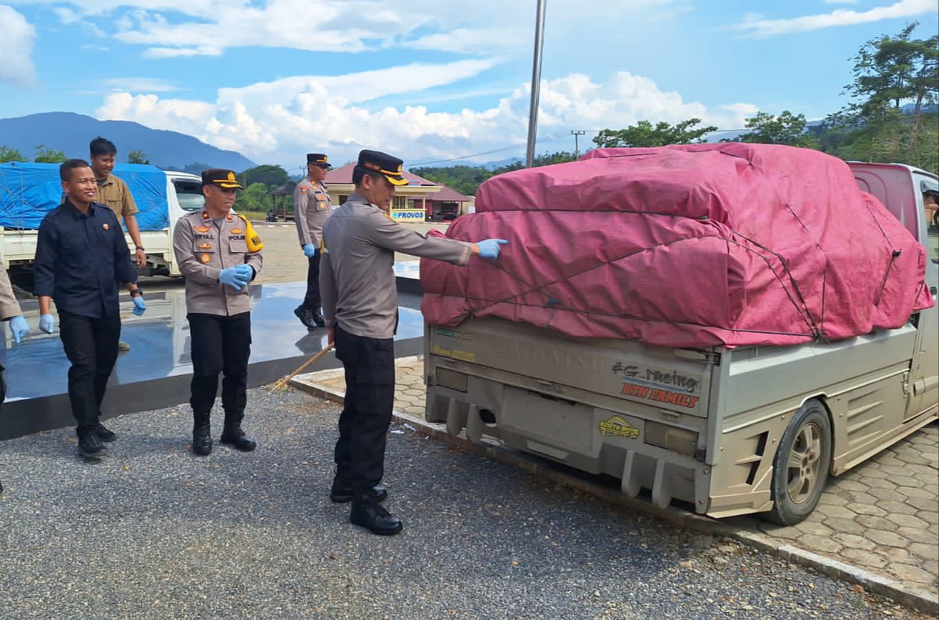 Kapolres Konawe Utara, AKBP Priyo Utama menunjukan barang bukti 1.400 tabung gas elpiji bersubsidi