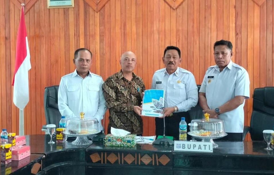 Kepala BPKP Sultra, Panut bersama Bupati Buton Utara, Muhammad Ridwan Zakariah