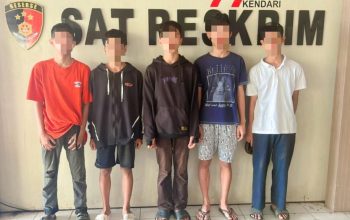 Kelompok remaja di Kendari yang diduga hendak melakukan tawuran saat diamankan di Mapolresta Kendari