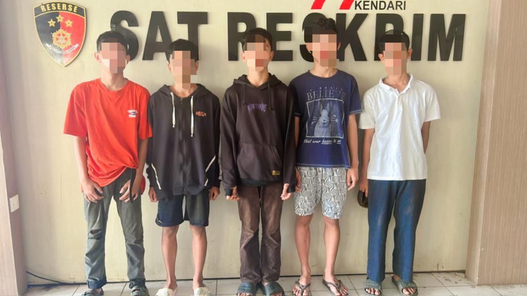 Kelompok remaja di Kendari yang diduga hendak melakukan tawuran saat diamankan di Mapolresta Kendari