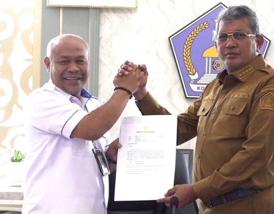 Pj Wali Kota Kendari, Muhammad Yusup saat menerima berkas hasil penilaian Kepatuhan Penyelenggara Pelayanan Publik tahun 2023 dari Kepala Ombudsman Sultra