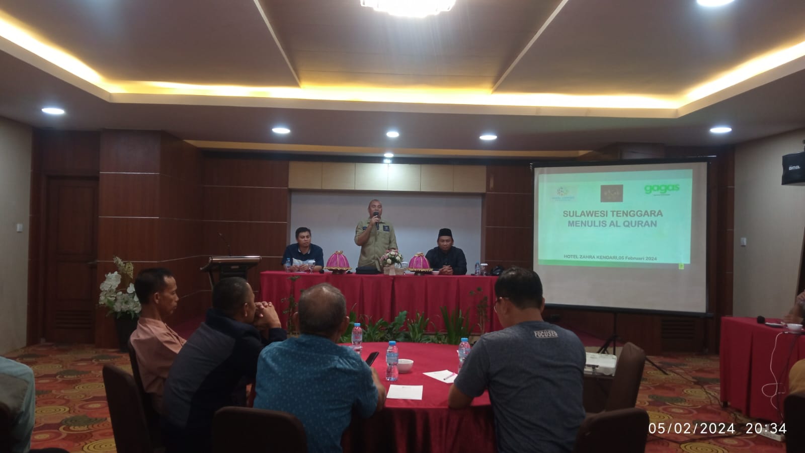 Pendiri Amal Center Indonesia (AMC) Amaluddin.M,ST saat menjelaskan rencana Pemecahan Rekor MURI Tulis Al-Quran Serentak se Sultra