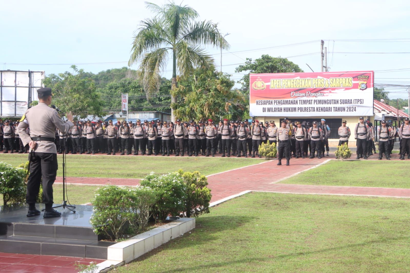 Apel pengecekan personel dan sarana prasarana Polresta Kendari yang dipimpin langsung oleh Kombes Pol Aris Tri Yunarko