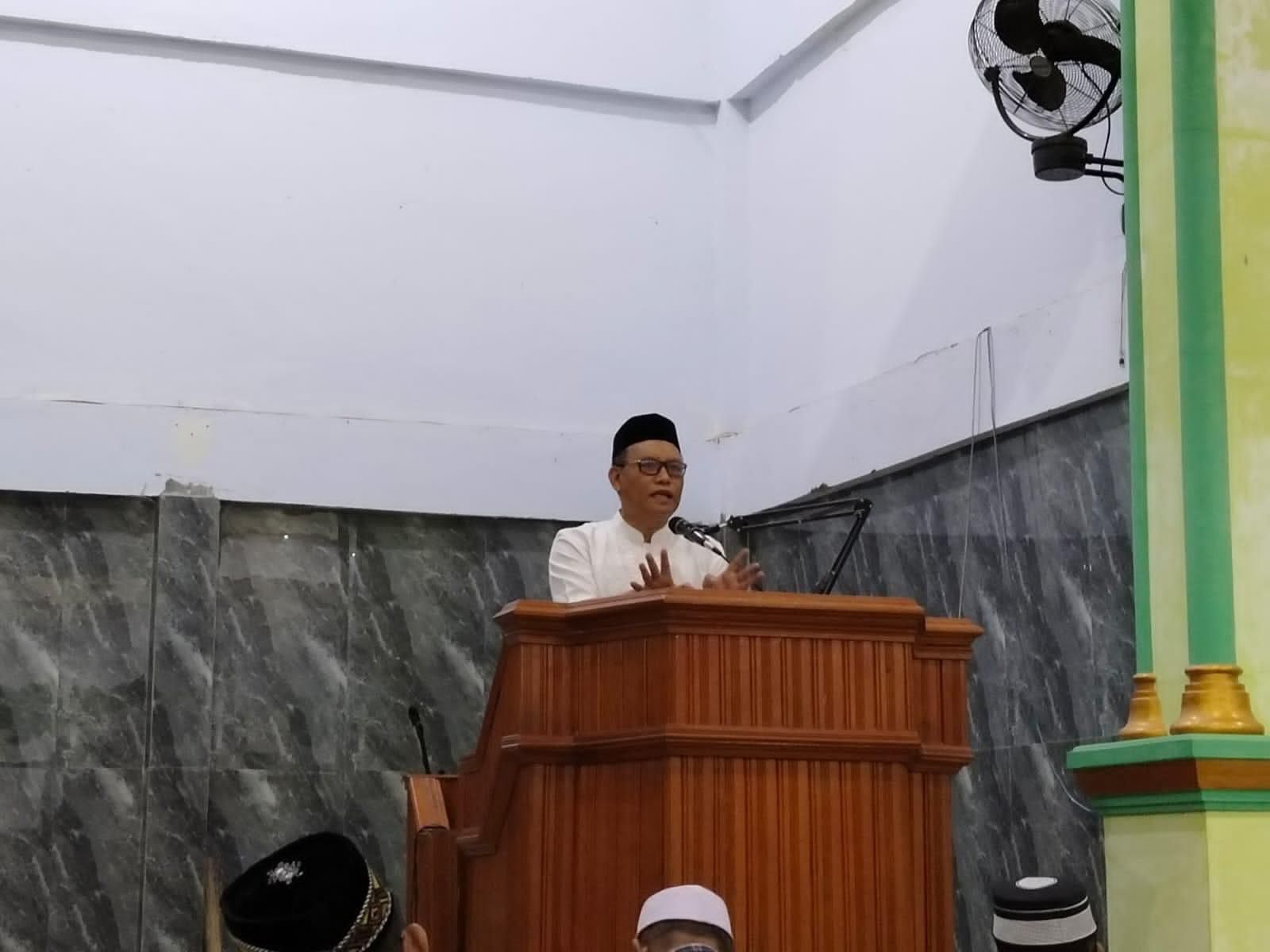 Pj Bupati Kolut, Sukanto Toding saat mengisi kultum di Masjid Nurul Iman, Desa Tojabi, Kecamatan Lasusua