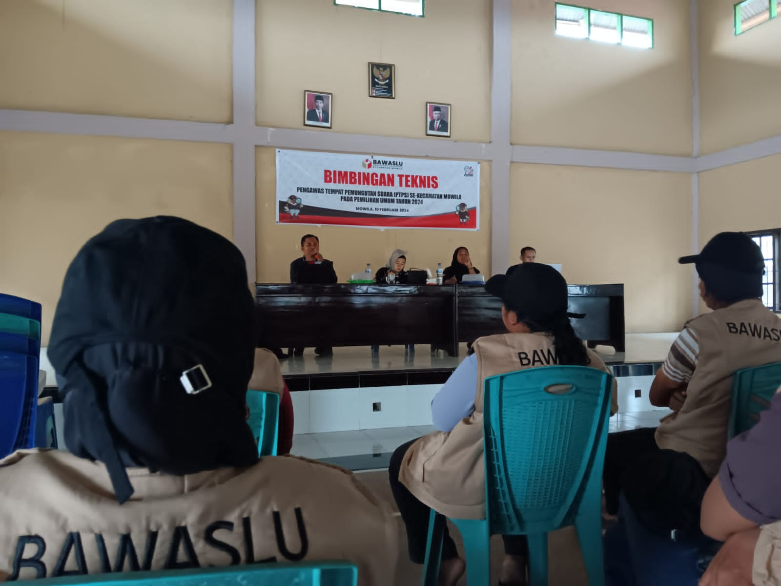 Panwascam Mowila Gelar Bimbingan Teknis di Balai Desa Mowila