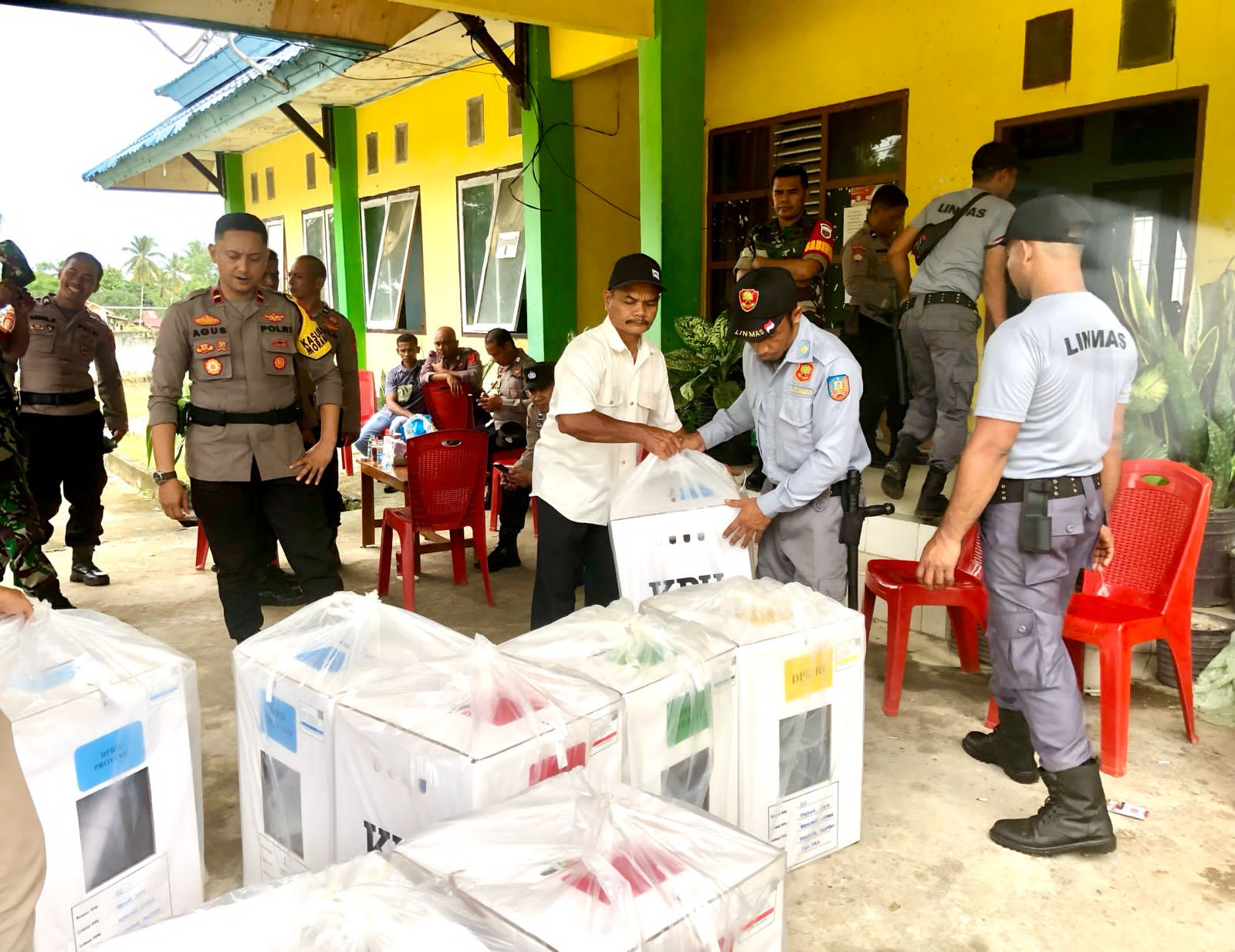 Pendistribusian Logistik Pemilu di Kantor Kecamatan Moramo Utara