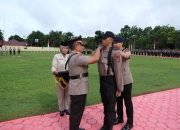 Wakapolda Sultra Brigjen Pol Dwi Iriyanto Menyematkan Lencana kepada Bintara Polri Gelombang I 2024 di Sekolah Polisi Negara (SPN) Wawotobi