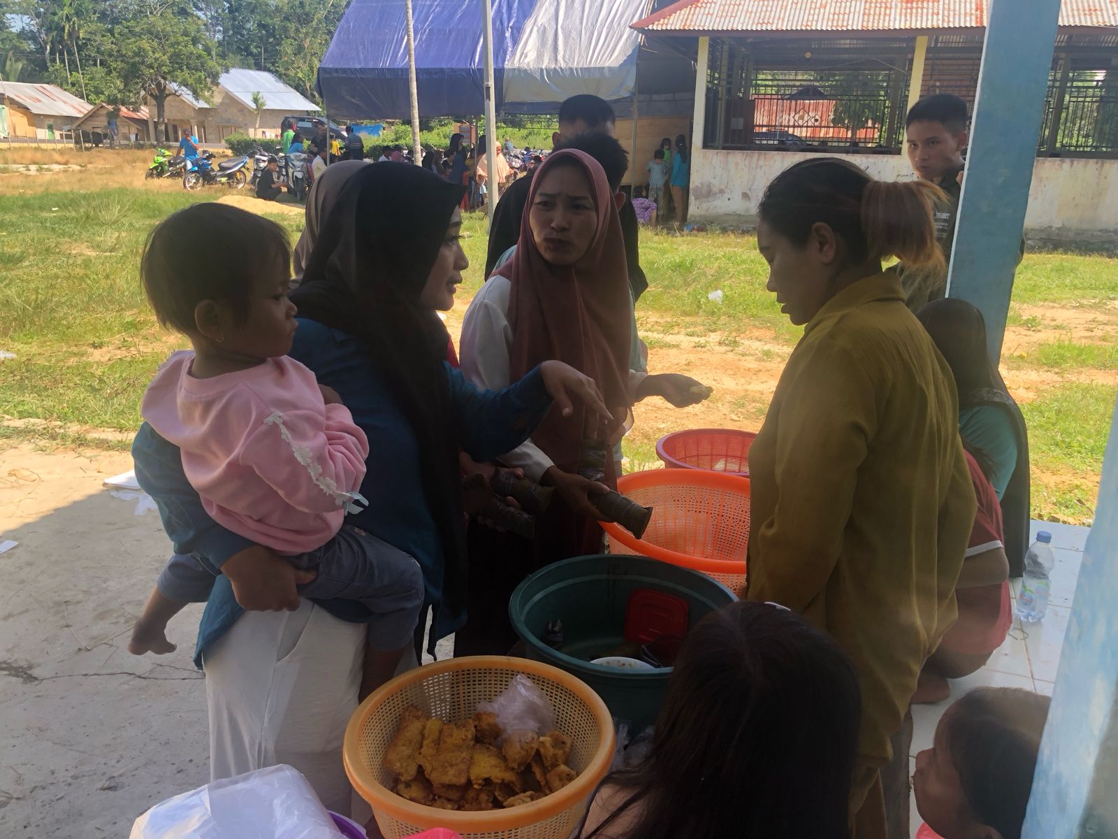 Pemilu untuk Berjualan di Sekitar TPS 02 Desa Mataiwoi, Kecamatan Mowila, Kabupaten Konawe Selatan, Sulawesi Tenggara