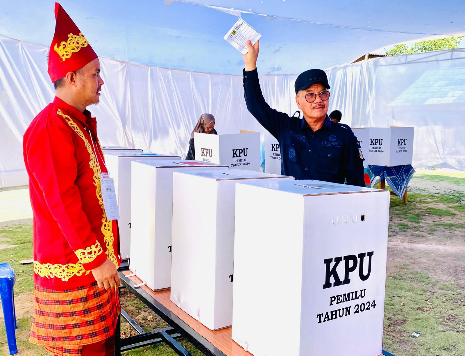 Bupati Konawe Selatan Surunuddin Dangga Saat Menyalurkan Hak Suaranya di TPS 2 Kelurahan Potoro, Kecamatan Andoolo