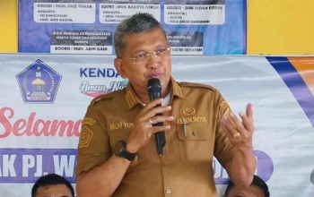 Pj Wali Kota Kendari, Muhammad Yusup saat memberikan sambutan dalam launching bantuan pangan di Kelurahan Watulondo, Kecamatan Puuwatu