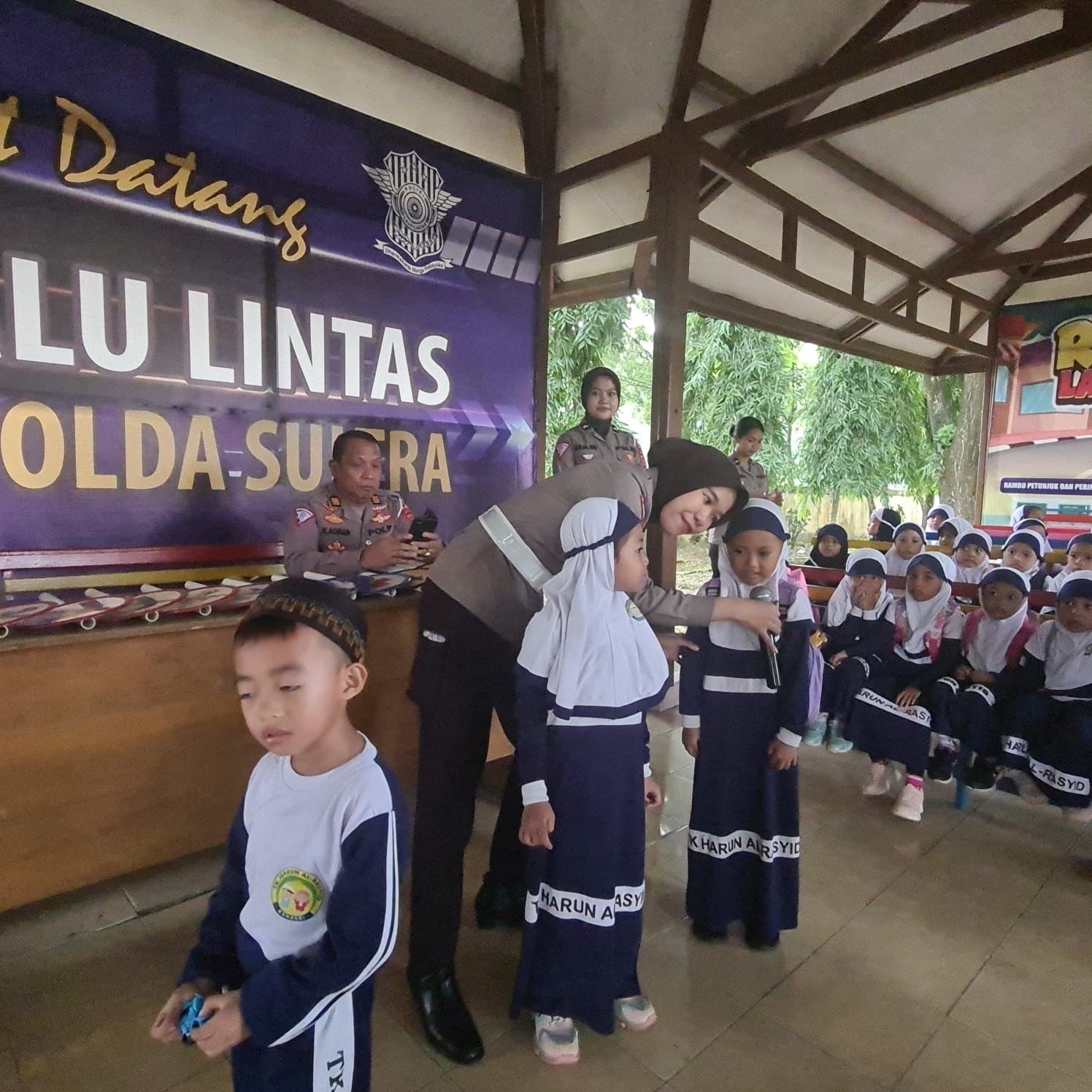 Murid TK Harun Al-Rasyid saat melakukan kunjungan di Taman Lalu Lintas Polda Sultra