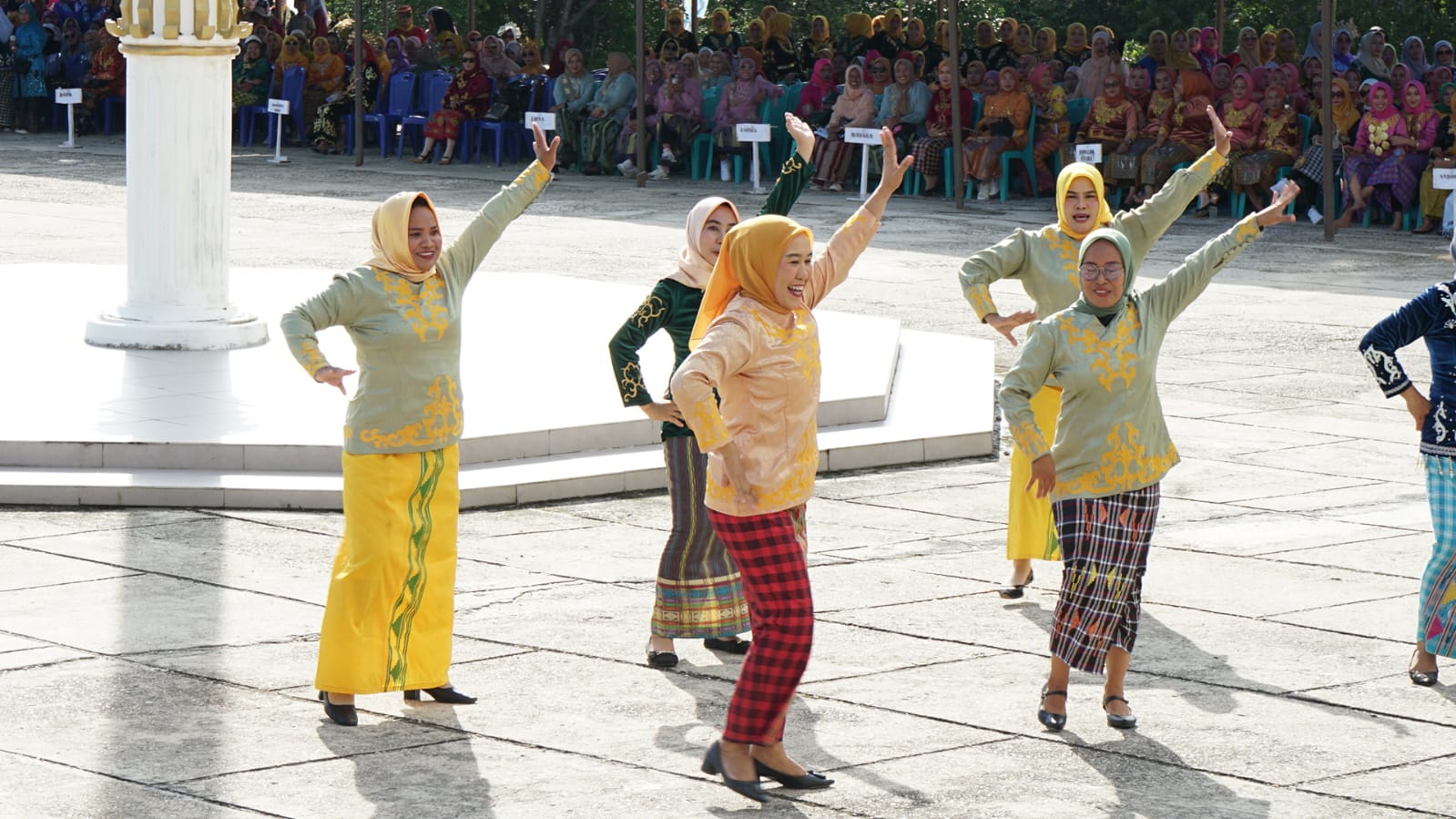 Kader PKK di Konawe Selatan Menampilkan Tarian saat Parade Nusantara