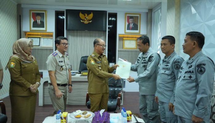 Bupati Konawe Selatan Serahkan Sertifikat Tanah Hibah Seluas 4.245m2 Kepada Bakamla RI