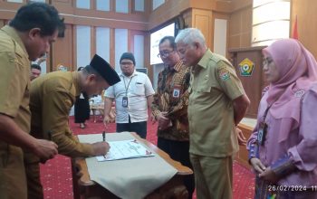 Perwakilan Pemerintah Daerah menandatangani MoU program revitalisasi bahasa daerah Tolaki yang dilakukan KBTS