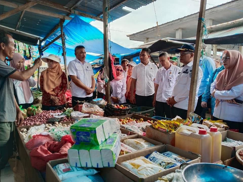 Rombongan Pj Bupati Kolaka Utara bersama TPID saat melakukan sidak harga dan stok bahan pangan di Pasar Lacaria, Kecamatan Lasusua