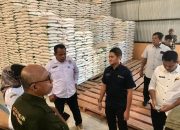 Disperindag Kota Baubau saat mengecek langsung stok beras di Gudang Bulog