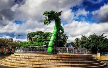 Patung Naga salah satu ikon Kota Baubau