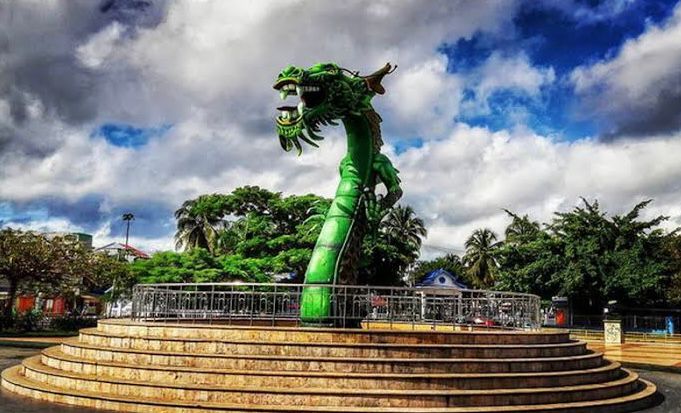 Patung Naga salah satu ikon Kota Baubau
