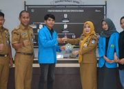 Sekretaris DPRD Kota Kendari Serahkan Sertifikat Magang Mahasiswa IAIN Kendari