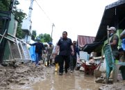 Pj Gubernur Sultra Kunjungi Warga Terdampak Banjir di Lorong Lasolo dan Kampung Salo