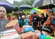 TP. PKK Sultra Salurkan Bantuan kepada Korban Banjir di Kampung Salo 