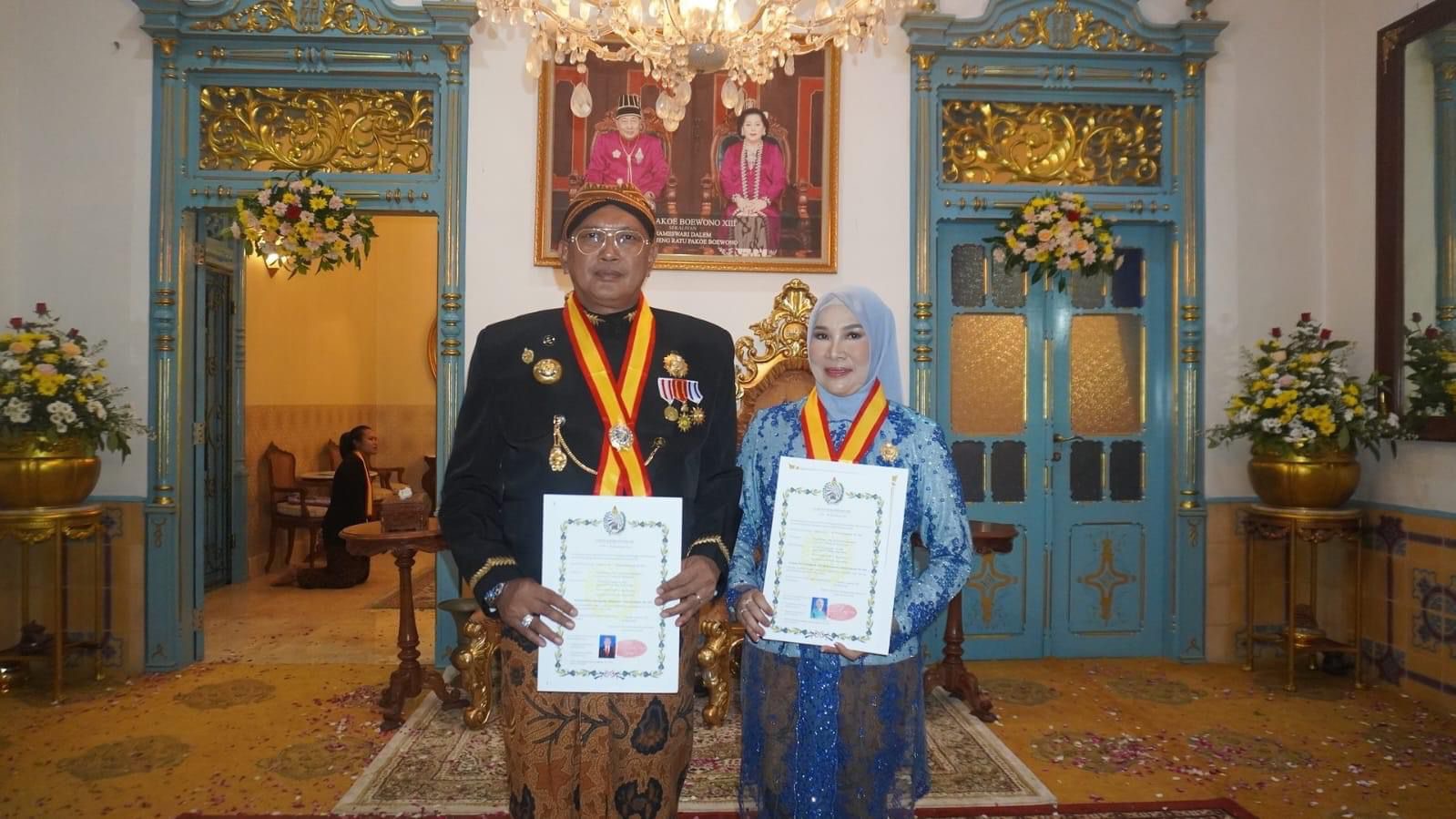 Muhammad Yusup dan Ira Willis saat menerima gelar kabangsawanan dari Keraton Surakarta