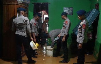 Personel Brimob Polda Sultra Membersihkan Rumah Warga Terendam Banjir di Kota Kendari
