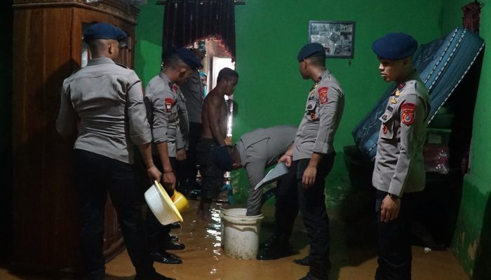 Brimob Polda Sultra Bantu Bersihkan Rumah Warga Pasca Banjir di Kota Kendari